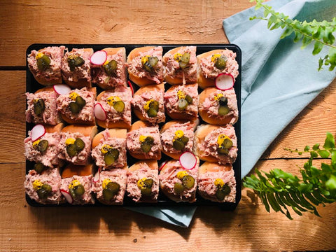 Plateau de bouchées de pains garnis à l'effiloché de jambon