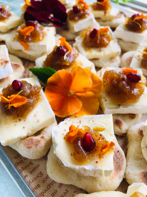 Plateau de naans au brie et confit d'oignon