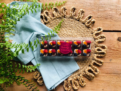 Plateau de bouchées sucrées cacao et fruits frais