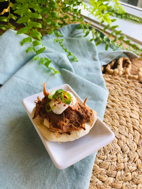Plateau de naans au porc effiloché & tzatziki
