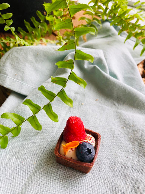 Plateau de bouchées sucrées cacao et fruits frais